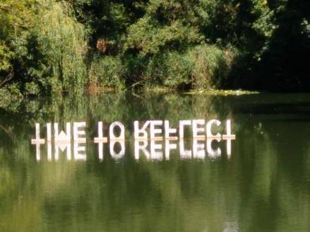 Businessyoga Graz Buchstaben Time to reflect im Teich