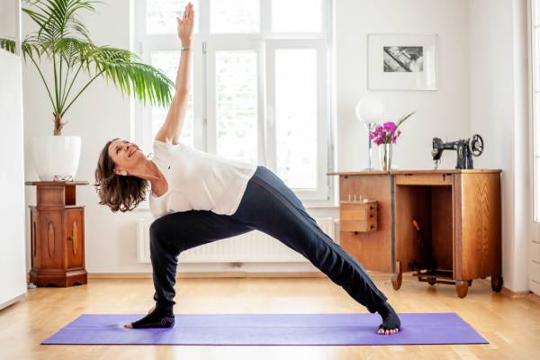 Yoga in Graz Personal Yoga Trainer Graz in der Parsvakonasana Stellung