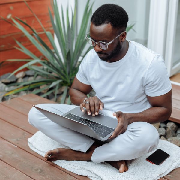 Mann mit Laptop - Businessyoga